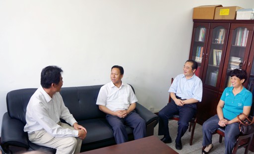 市委书记刘雪荣(左二)与钟玉林教授(左一)亲切交谈